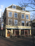 906087 Gezicht op de voorgevel van het pand Lijnmarkt 50 (Café de Postillon) bij de Gaardbrug te Utrecht.